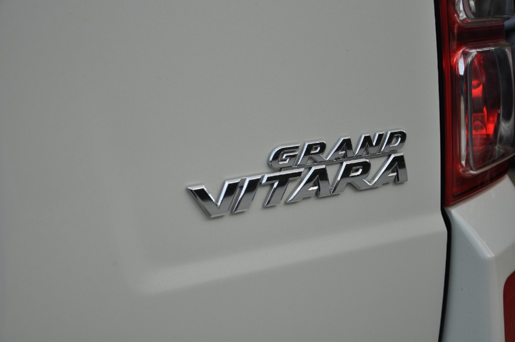 Suzuki Grand Vitara 2-4 Petrol Manual SZ5 5-door road test review by Oliver Hammond photo - badge